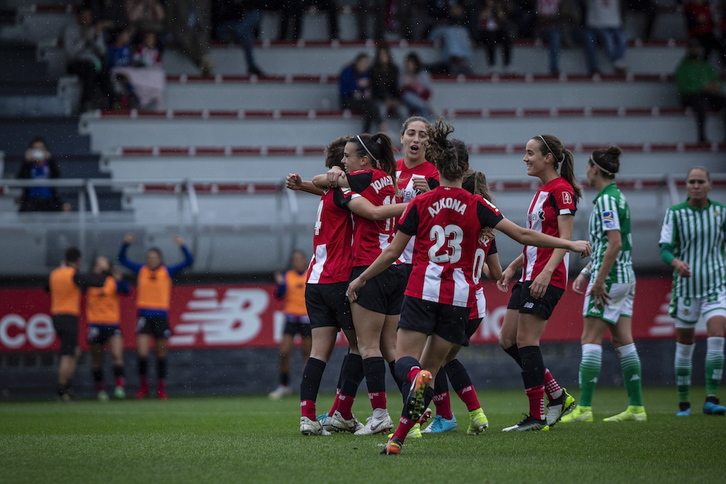 Jugadoras del Athletic celebran el gol de penalti de Garazi Murua. (Aritz LOIOLA / FOKU)