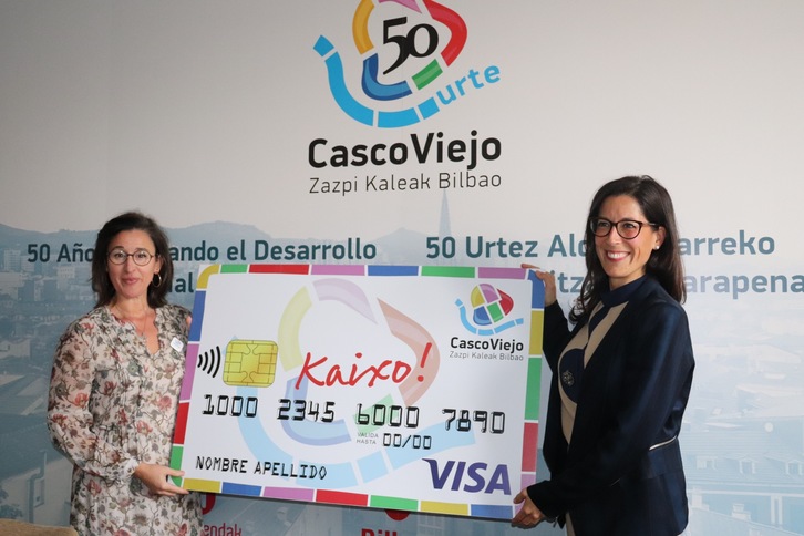 Eider Txarroalde y Cristina Salomón, en la firma y presentación de la tarjeta.
