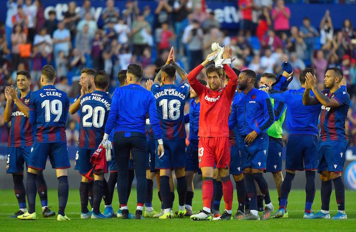 Aitor Fernández, en el centro, celebrando la victoria del Levante ante el Barcelona. (José JORDÁN /AFP)