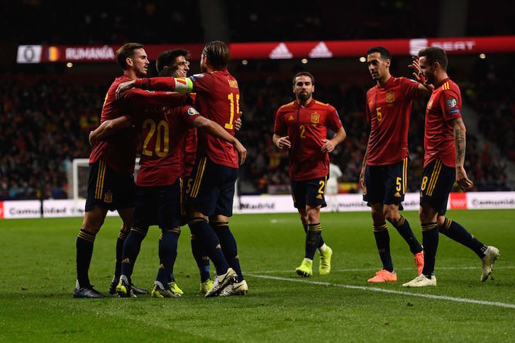 Jugadores de la selección española celebrando un gol ante Rumanía. (Pierre Philippe MARCOU / AFP)