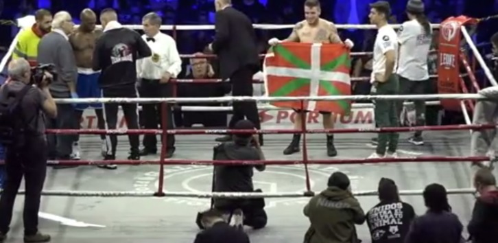 Lejarraga con la ikurriña en el ring celebrando la victoria por KO. (Captura de vídeo EITB)