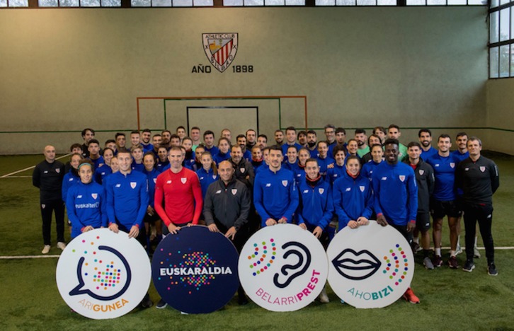 Plantillas y cuerpo técnico de los primeros equipos masculino y femenino en apoyo al euskera. (@AthleticClub)