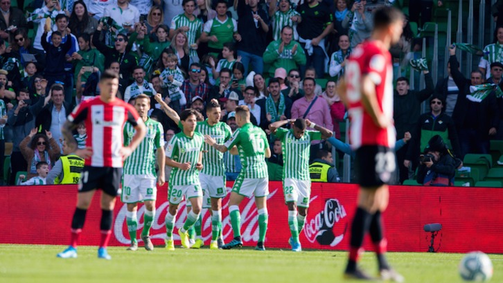 Futbolistas del Betis celebran el segundo gol de Joaquín. (@AthleticClub)