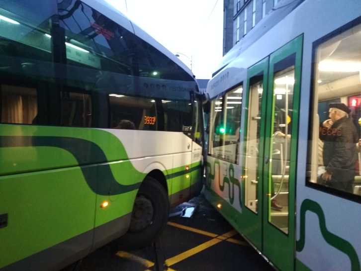 La colisión se ha producido entre un autobús y un tranvía. (@asierrobles)