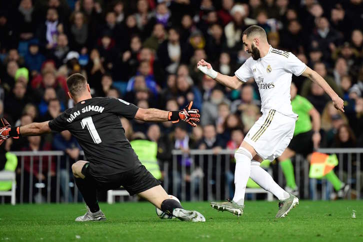 Unai Simón ante Benzema en el Bernabéu. (Javier SORIANO / AFP)