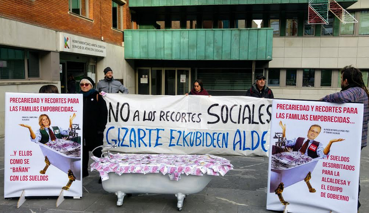 Protesta de Berri Otxoak contra la subida de sueldo de los ediles del Ayuntamiento de Barakaldo.