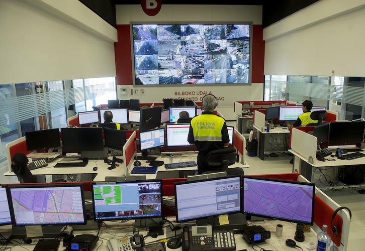 Sala de gestión de crisis de la Policía Municipal de Bilbo. (Luis JAUREGIALTZO | FOKU)