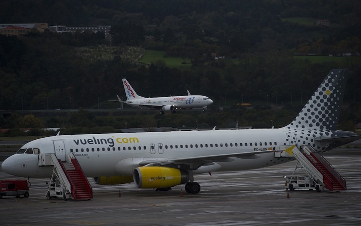 Aviones en la pista del aeropuerto de Loiu. (Luis JAUREGIALTZO | FOKU)