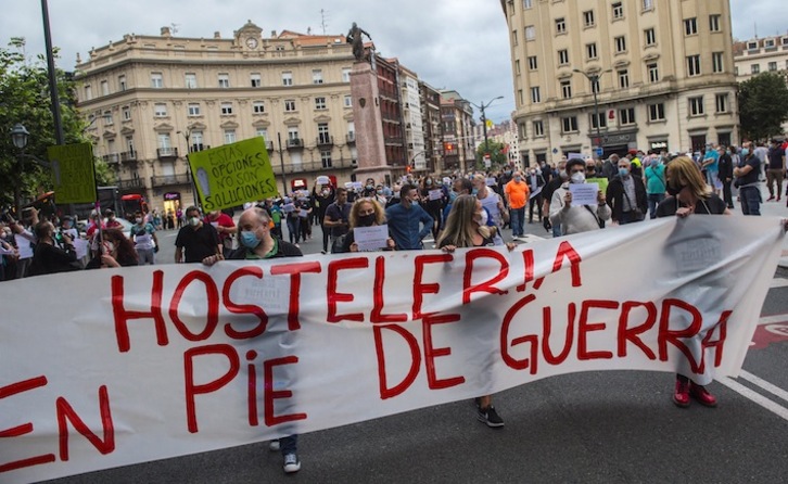 Profesionales de la hostelería han ocupado las calles del centro de Bilbo en protesta por su situación en la desescalada de la pandemia. (Marisol RAMÍREZ / FOKU)