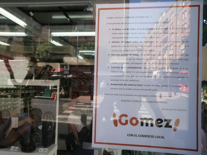 Cartel de Calzados Gomez con razones para comprar en el comercio local.