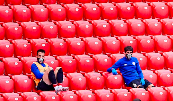 Beñat y San José en el banquillo durante el partido ante el Atlético de Madrid. (LOF)