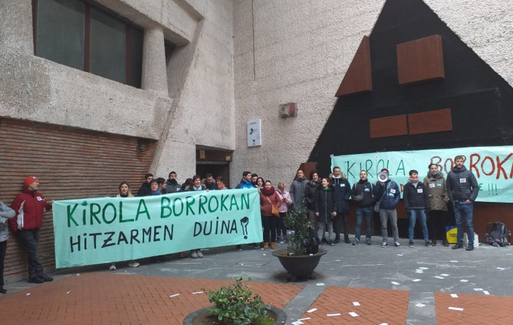 Foto de archivo de una protesta de ELA por un convenio digno en los polideportivos de Bizkaia. (ELA).