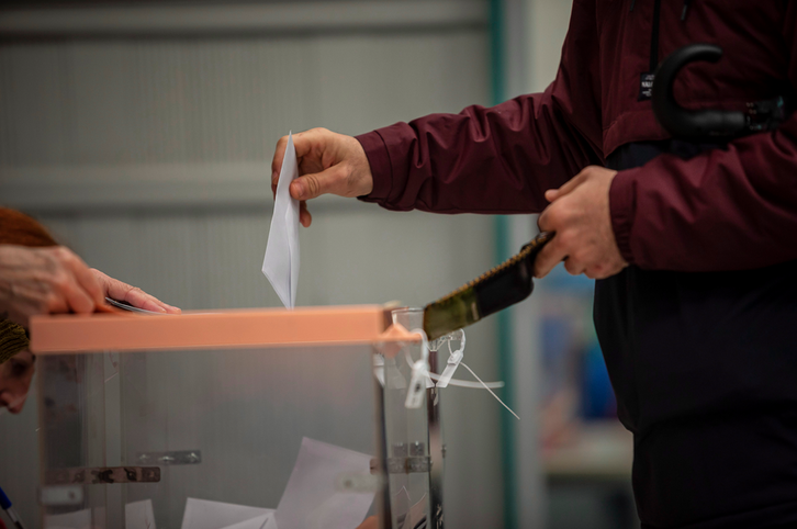 Foto de archivo de una persona votando. (Aritz LOIOLA/FOKU).