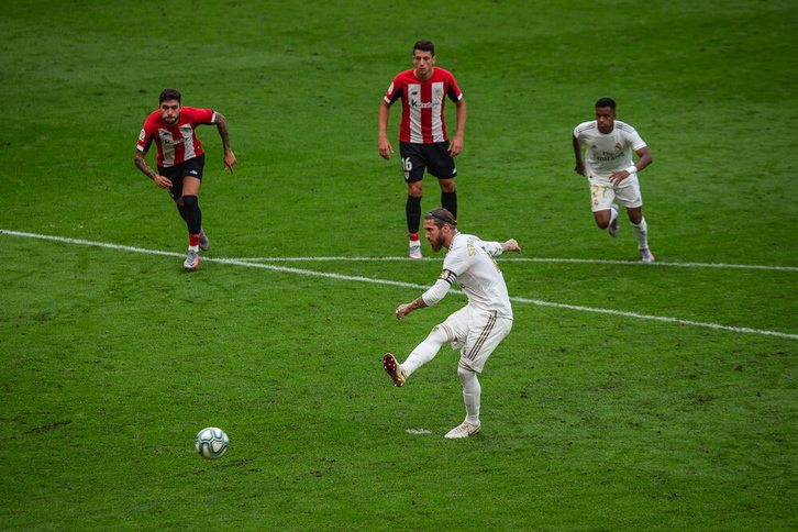 Sergio Ramos ha anotado el gol de la victoria madridista de penalti. (Aritz LOIOLA / FOKU)