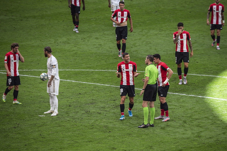 Jugadores del Athletic protestan al árbitro por el penalti pitado en contra. (Aritz LOIOLA / FOKU)