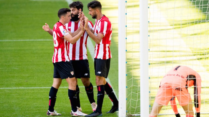 Zarraga celebra el gol marcado con Kodro y Villalibre. (@AthleticClub)