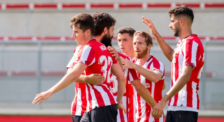Villalibre abraza a Morcillo tras marcar un gol en los amistosos de pretemporada ante Kodro, Zarraga y Muniain. (@AthleticClub)