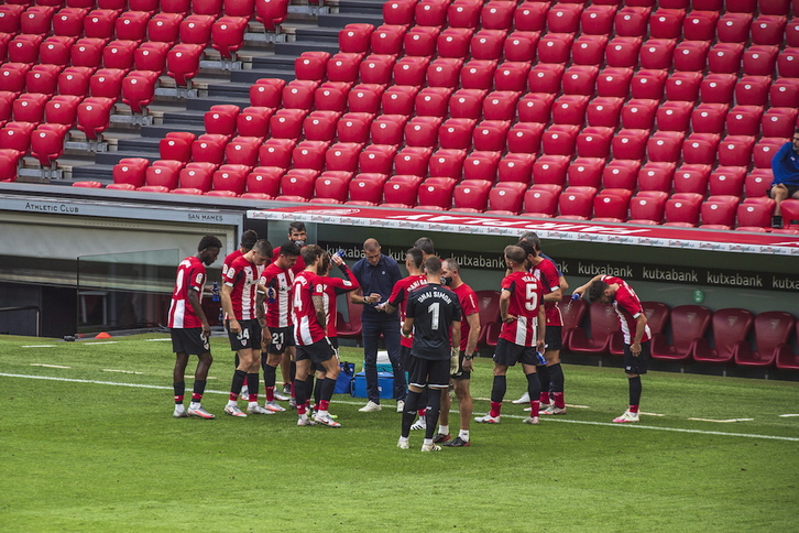 Garitano dando instrucciones a los jugadores en un partido del final de la temporada anterior. (Aritz LOIOLA / FOKU)