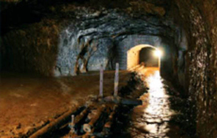 Una galería de las minas que hay en el subsuelo del Botxo.
