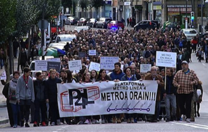 Manifestación en Errekalde para reivindicar que el metro llegue al barrio.