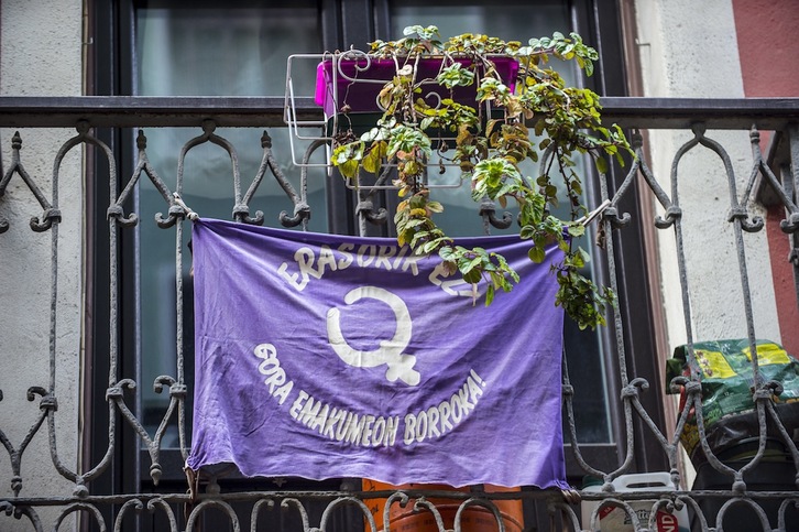 Bandera contra la violencia machista en un balcón. (Marisol RAMIREZ/FOKU)