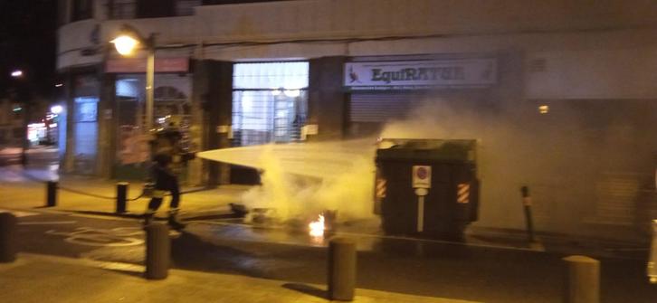 Bombero extinguiendo el fuego en un contenedor. (@BomberosBilbao)