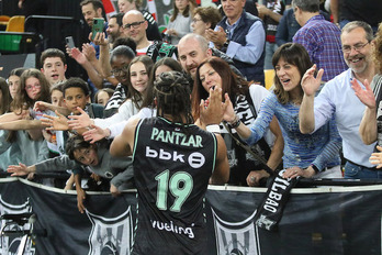 Melwin Pantzar celebra con el público del Bilbao Arena la victoria ante el Joventut.