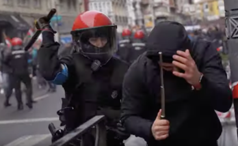 Imagen del vídeo de «Gasteiz hoy» en el que un uniformado aporrea a un agente infiltrado.  