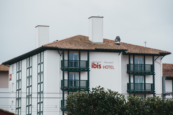 Hotel Ibis, en Ziburu, lugar en que se produjo la caída de la mujer.
