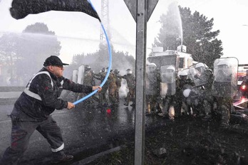Trabajadores del metal de Huachipato se enfrentan a la Policía en sus protestas.