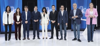 Candidatas y candidatos al inicio del debate del martes, junto a los dos moderadores.