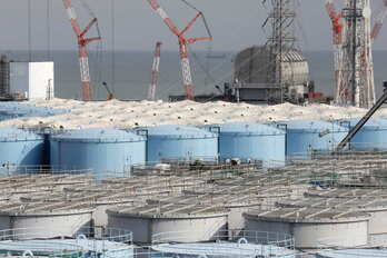 Imagen de los tanques que albergan el agua radioactiva de Fukushima.