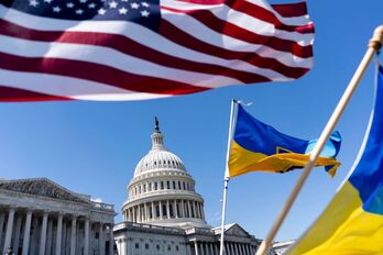 Banderas ucranianas en el Capitolio estadounidense el sábado.