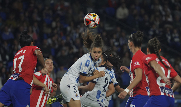 Ana Tejada despeja un balón durante la semifinal copera entre Real y Atlético.