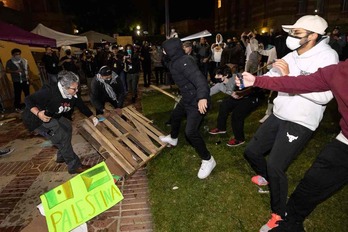 Asaltantes proisraelíes atacan con palos y espráis el campamento de solidaridad con Palestina en el campus de la UCLA. 