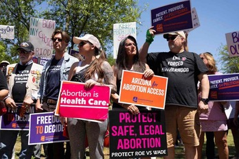 Activistas a favor del derecho al aborto en una movilización en Phoenix, Arizona.