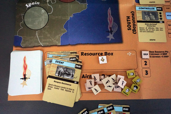 Una de las cartas del juego recuerda a la Resistencia Vasca contra el nazismo. 