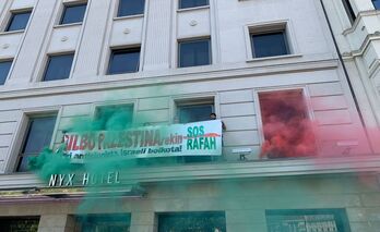 Pancarta desplegada en la fachada del hotel NIX de Bilbo en apoyo a Palestina.